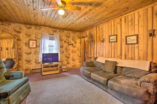 Quaint Farmhouse - Hunt, Fish And Snowmobile!