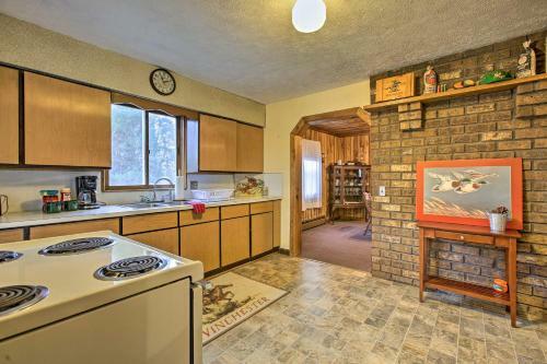 Quaint Farmhouse - Hunt, Fish And Snowmobile!