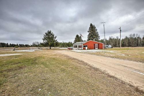 Quaint Farmhouse - Hunt, Fish And Snowmobile!