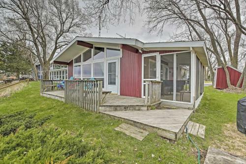 Lakefront Cottage Near Wineries And State Parks