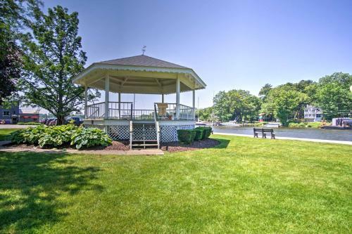 Apartamento Charming Saugatuck Condo With Private Deck And Grill!