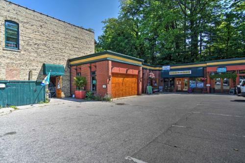 Apartamento Charming Saugatuck Condo With Private Deck And Grill!