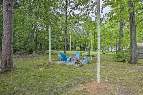 Charming Home With Deck, 2 Mi To Lake Michigan!