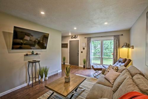 Charming Home With Deck, 2 Mi To Lake Michigan!