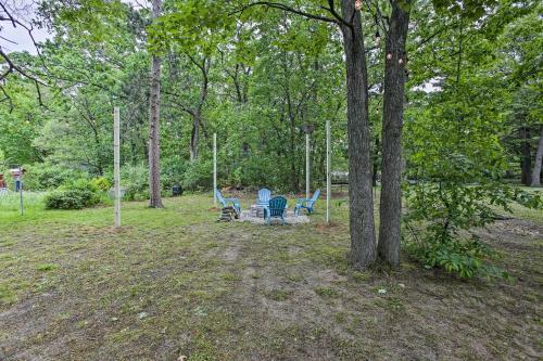 Charming Home With Deck, 2 Mi To Lake Michigan!
