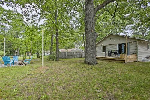 Charming Home With Deck, 2 Mi To Lake Michigan!