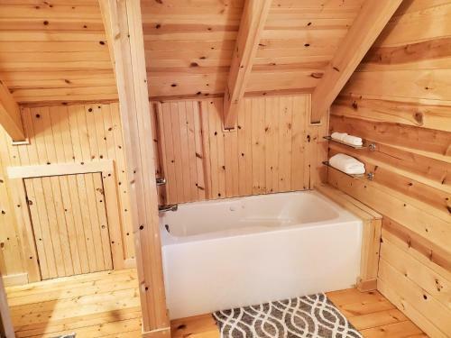 Wonderful Log Cabin Near Private Beach And Lake Access