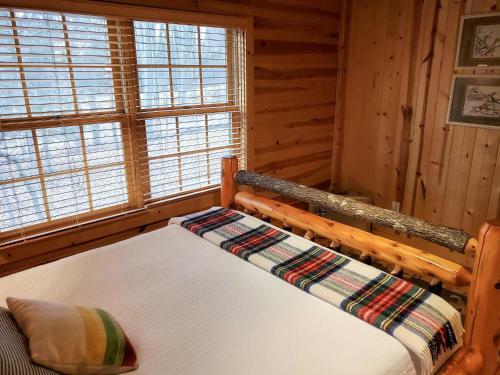 Wonderful Log Cabin Near Private Beach And Lake Access