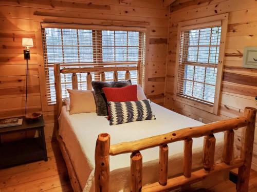Wonderful Log Cabin Near Private Beach And Lake Access