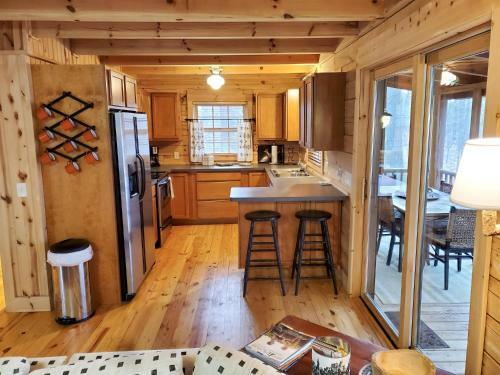 Wonderful Log Cabin Near Private Beach And Lake Access