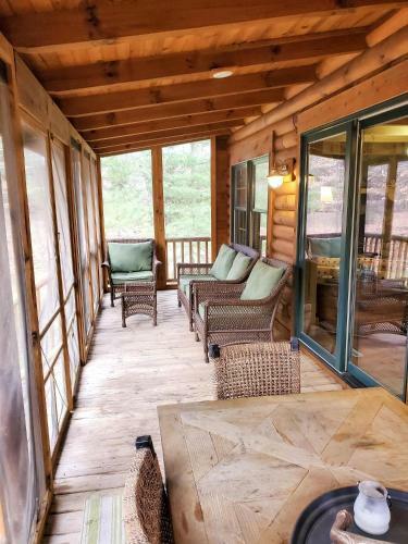 Wonderful Log Cabin Near Private Beach And Lake Access
