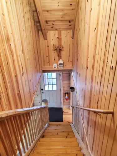 Wonderful Log Cabin Near Private Beach And Lake Access