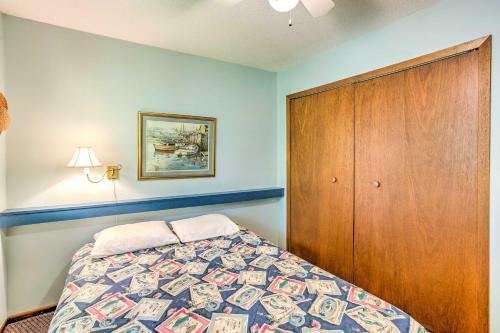 Clearwater Lake Getaway With Shared Pool And Boat Dock