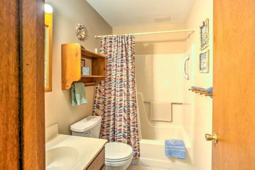 Clearwater Lake Getaway With Shared Pool And Boat Dock
