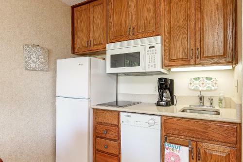 Comfy Lakeside Condo The Shores