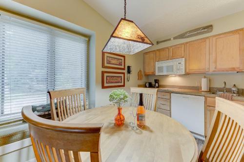 Cozy Country Lakeside Condo