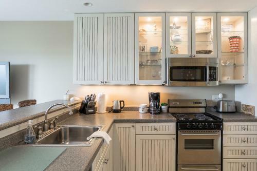 Gorgeous 2 Bedroom Lake View Condo