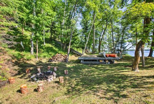 Trout Lake Cabin With Private Dock, Kayaks And Loft!