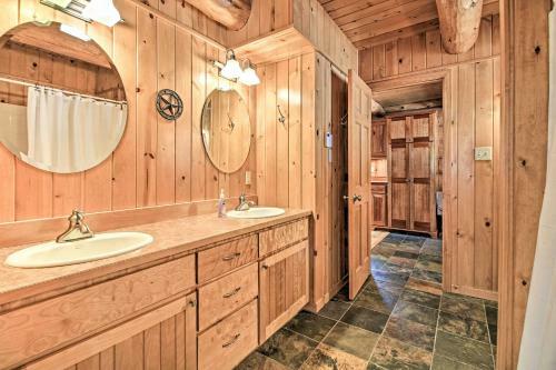 Lakefront Log Cabin With Dock About 9mi To Lutsen Mtn