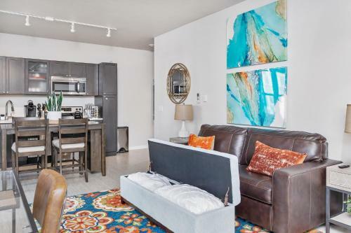 Beautiful & Modern Apartment - Walk To Uptown!