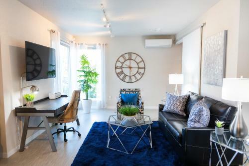 Beautiful & Modern Apartment - Walk To Uptown!