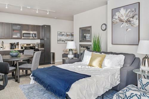 Beautiful & Modern Apartment - Walk To Uptown!