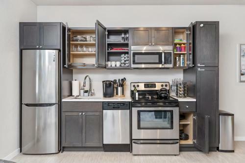 Beautiful & Modern Apartment - Walk To Uptown!