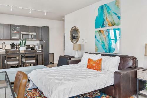 Beautiful & Modern Apartment - Walk To Uptown!