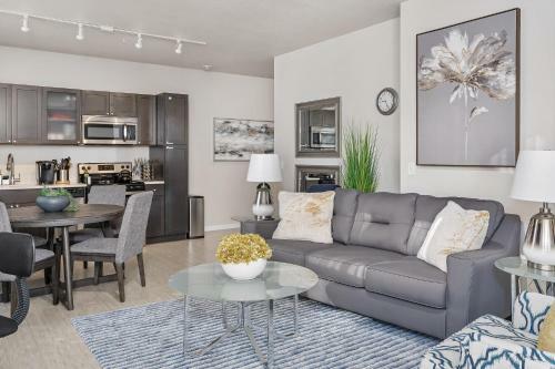 Beautiful & Modern Apartment - Walk To Uptown!