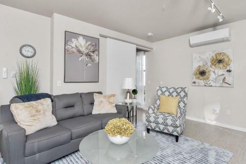 Beautiful & Modern Apartment - Walk To Uptown!