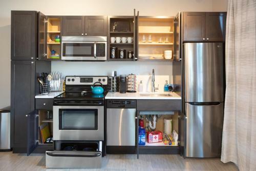 Beautiful & Modern Apartment - Walk To Uptown!
