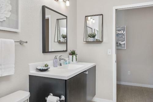 Beautiful & Modern Apartment - Walk To Uptown!