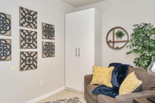 Beautiful & Modern Apartment - Walk To Uptown!