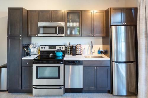 Beautiful & Modern Apartment - Walk To Uptown!