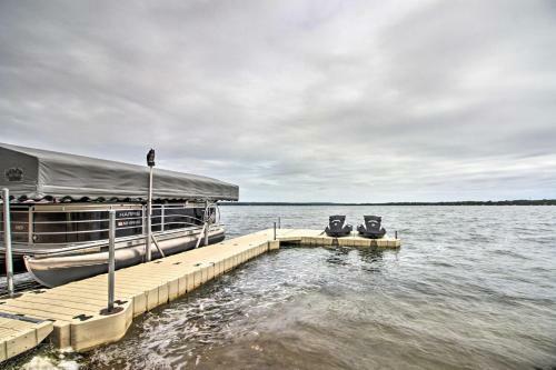 Lakeside Cottage Walk To Water, Dining And Marina!