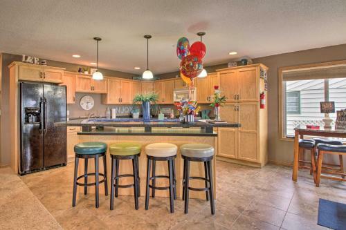 Lakeside Cottage Walk To Water, Dining And Marina!