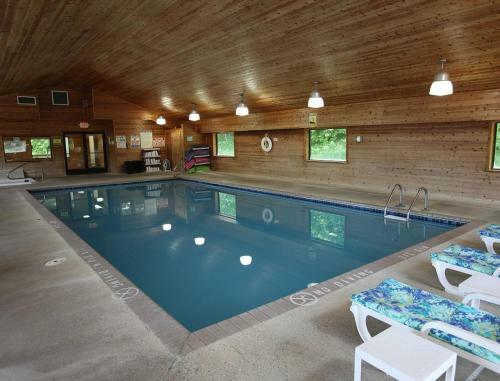 Beautiful Vacation Apartments On Serene Gull Lake