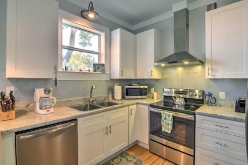 Bay St Louis Cottage - Harbor Half Mi, Beach 1 Mi!