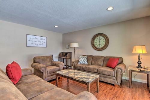 Rochester Home With Deck, 5 Min To Mayo Clinic!