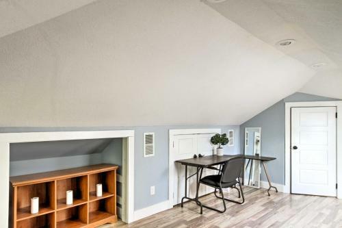 Historic Moss Point House With Loft - 6 Mi To Beach!