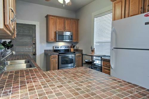 Historic Moss Point House With Loft - 6 Mi To Beach!