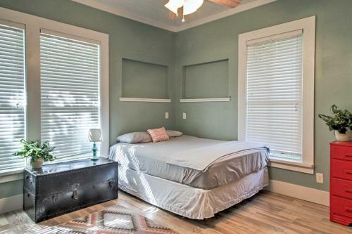 Historic Moss Point House With Loft - 6 Mi To Beach!