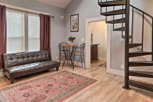 Historic Moss Point House With Loft - 6 Mi To Beach!