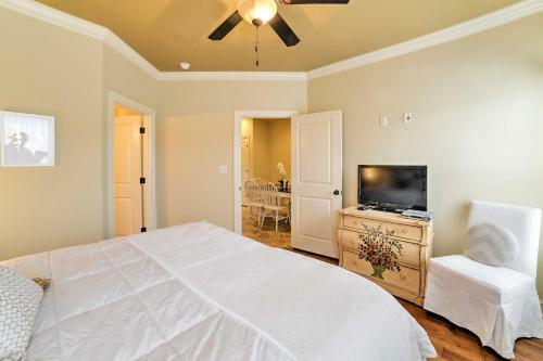 Bright Oxford Townhouse With Pool Access And Patio!