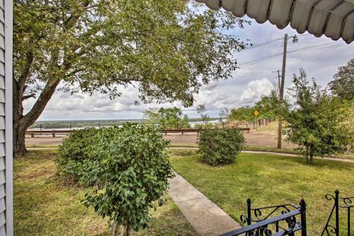 Charming Cottage With Mississippi River Views!