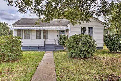 Charming Cottage With Mississippi River Views!