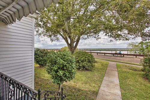 Charming Cottage With Mississippi River Views!