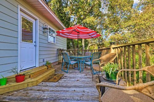Charming Coastal Cottage Walk To Beach And Downtown!