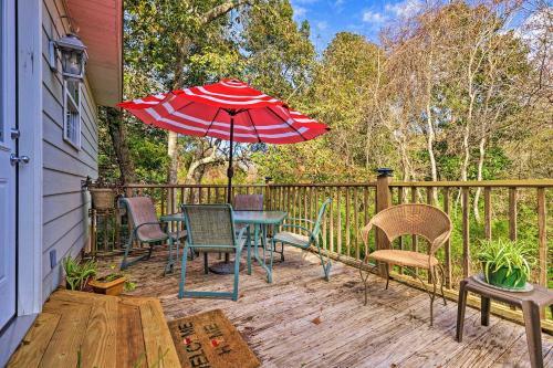 Charming Coastal Cottage Walk To Beach And Downtown!