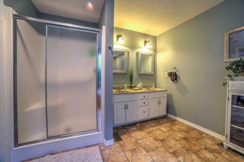 Lakefront Blue Eye Cottage With Hot Tub And Fire Pit!